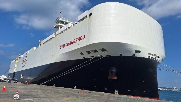 Un buque de la empresa BYD arribó al Puerto de Manta con 1.000 vehículos