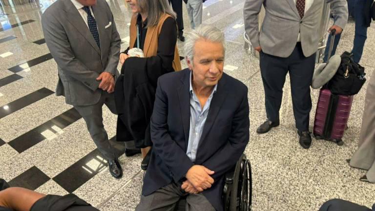 $!Fotografía que muestra al mandatario tras su arribo al Aeropuerto Internacional Mariscal Sucre, en Quito.