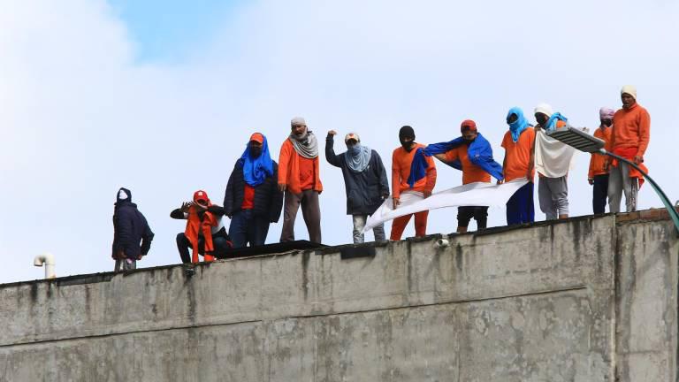 $!Fotografía de presos protestando en los techos del centro de privación de la libertad de Cuenca, tomada en abril del 2022.