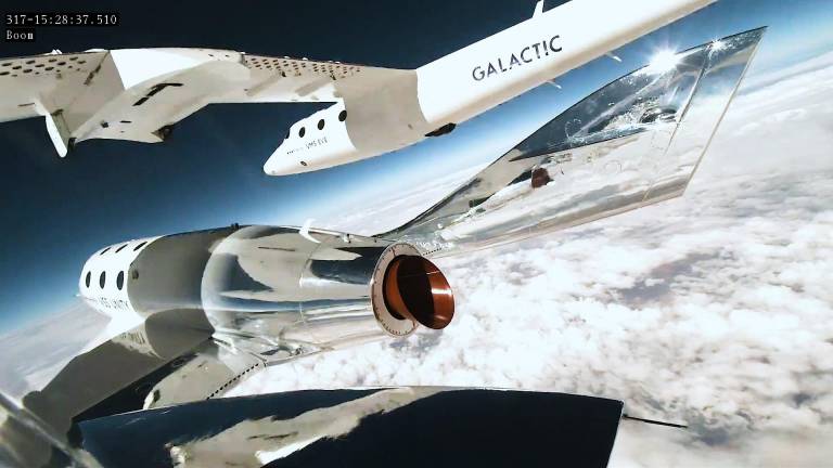 Virgin Galactic realiza con éxito su primer vuelo espacial comercial