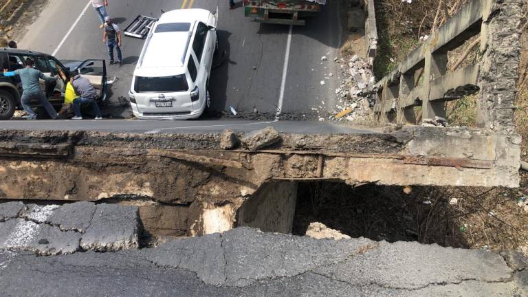 $!Colapsa un puente en Manabí: vehículos caen y personas quedan atrapadas