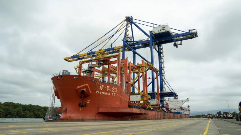 Llega nueva grúa al Terminal Portuario de Guayaquil, tras una inversión de 11 millones de dólares