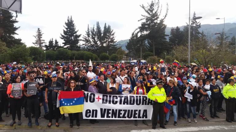 Venezolanos en Ecuador rechazan visita de Maduro al país
