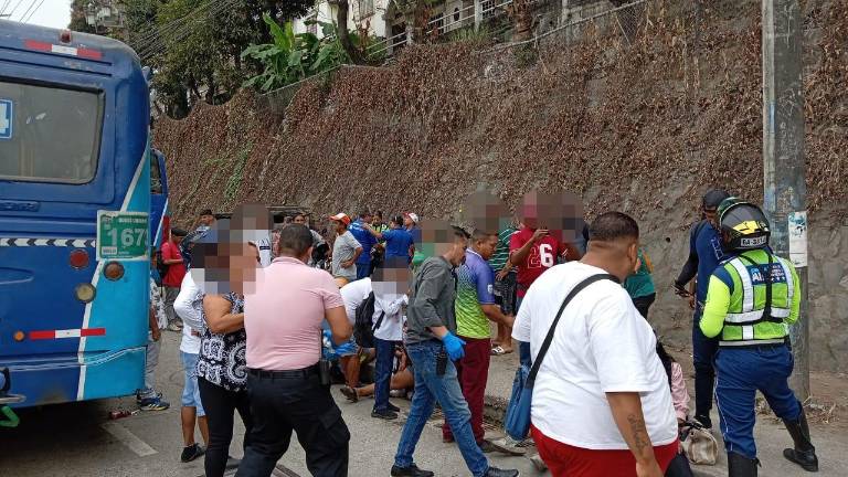 $!Varios de los heridos por el accidente son auxiliados por personas que lo atestiguaron.