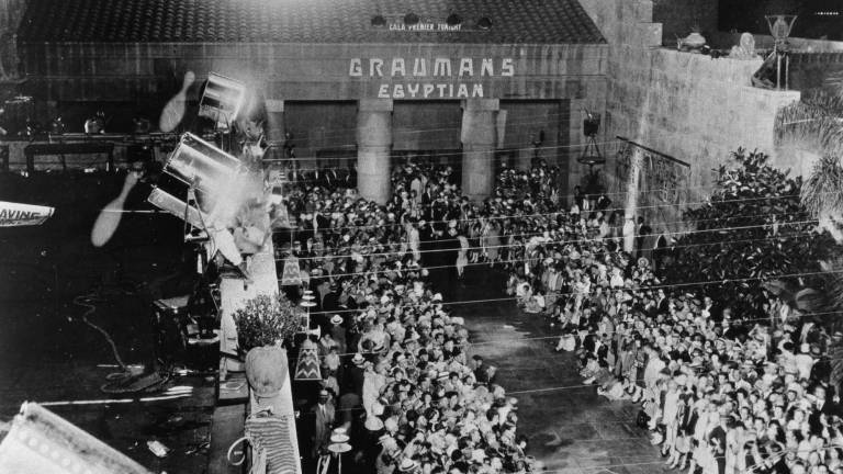 $!Esta fotografía cortesía de Netflix tomada el 18 de octubre de 1922 muestra el primer estreno y la noche de inauguración del Teatro Egipcio presentando Robin Hood, en Hollywood, California.