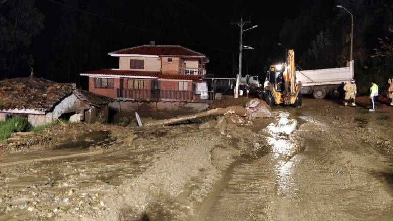 $!Al menos cuatro fallecidos por aluvión en la vía Cuenca - Molleturo; continúan las labores de evacuación