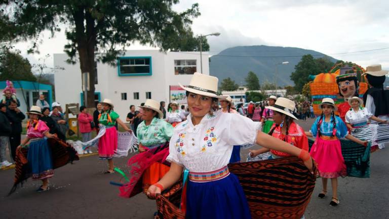 Desfiles por carnaval marcan el feriado en Ecuador