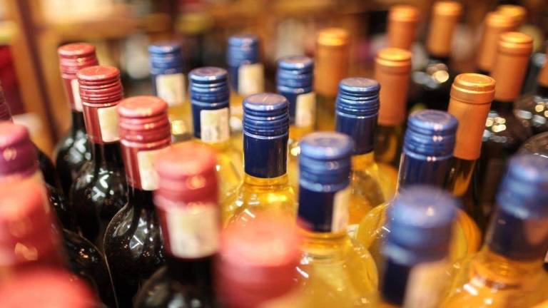 Más de 50.000 litros de alcohol con riesgo de adulteración: aumentan los muertos por intoxicación masiva