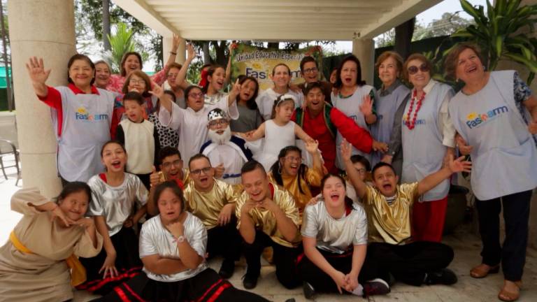 $!Fotografía de estudiantes en Fasinarm junto a sus docentes.