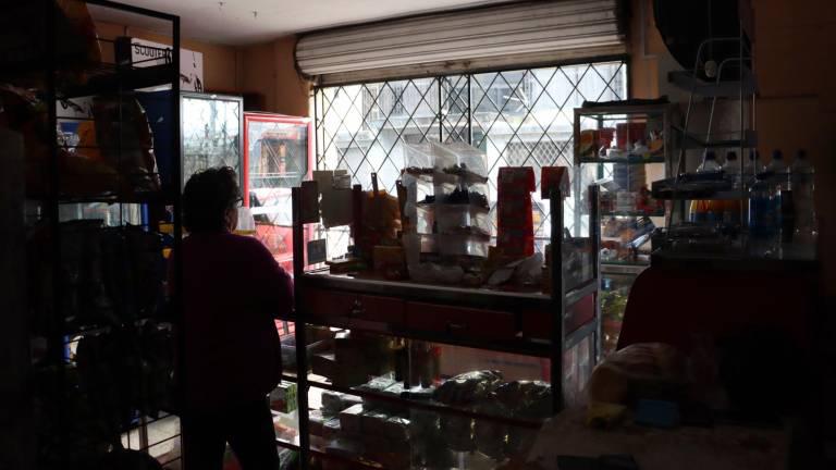 $!En un esfuerzo por enfrentar la crisis energética, el Gobierno dispuso que la jornada laboral del jueves 18 y viernes 19 de abril sea suspendida (serán recuperables), en el marco de una ola de reclamos por parte de la ciudadanía que enfrenta dificultades al trabajar pro no tener electricidad.