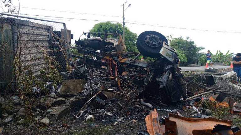 Una persona fallecida luego de que un tráiler perdió pista, se volcó y se incendió en La Troncal