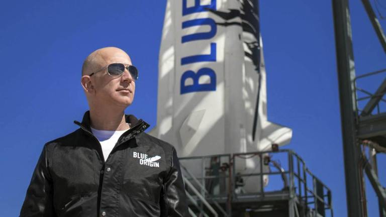 $!Fotografía cedida por Blue Origin donde aparece su fundador Jeff Bezos cuando inspeccionó las instalaciones de lanzamiento de New Shepard en el oeste de Texas antes del viaje inaugural del cohete.