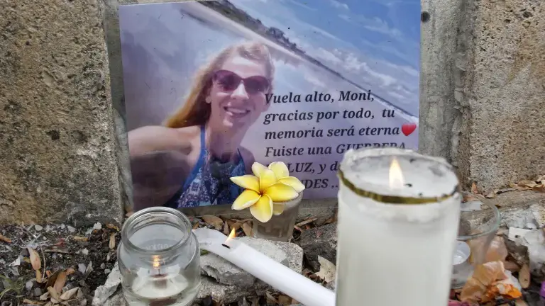 $!Vista de un altar en homenaje a la fallecida activista ambiental polaca Monika Silva Koniuszek en un parque de Montañita, provincia de Santa Elena, Ecuador, el 12 de junio de 2026.