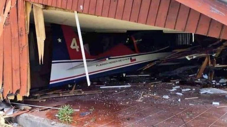 Avioneta militar de la Fuerza Aérea de Chile se accidentó y cayó en un colegio