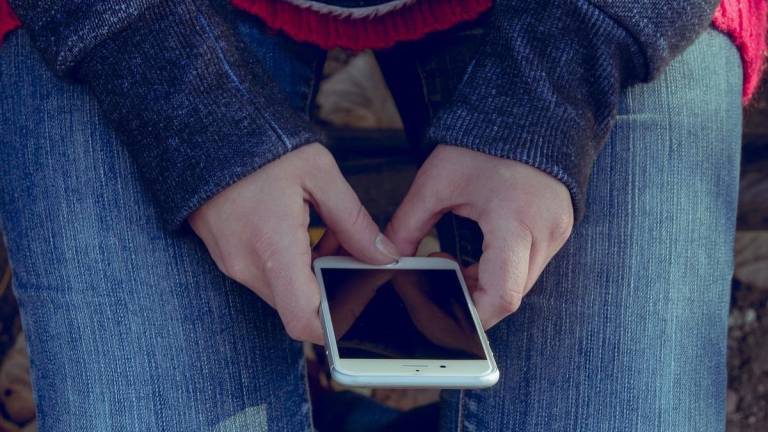 Descubren a una madre enviando fotos íntimas de su hija, de 4 años, a su novio que está preso