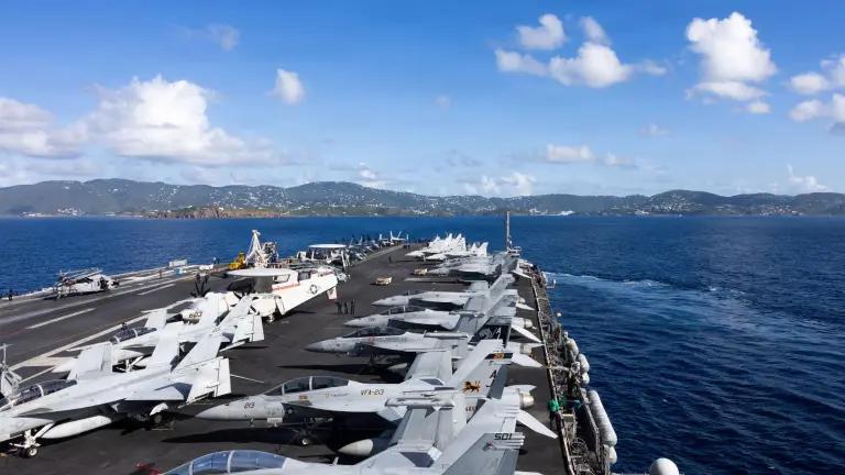 $!Esta fotografía proporcionada por la Marina de los EE. UU. muestra al portaaviones USS Gerald R. Ford llegando a St. Thomas, Islas Vírgenes de los EE. UU., el 1 de diciembre de 2025.