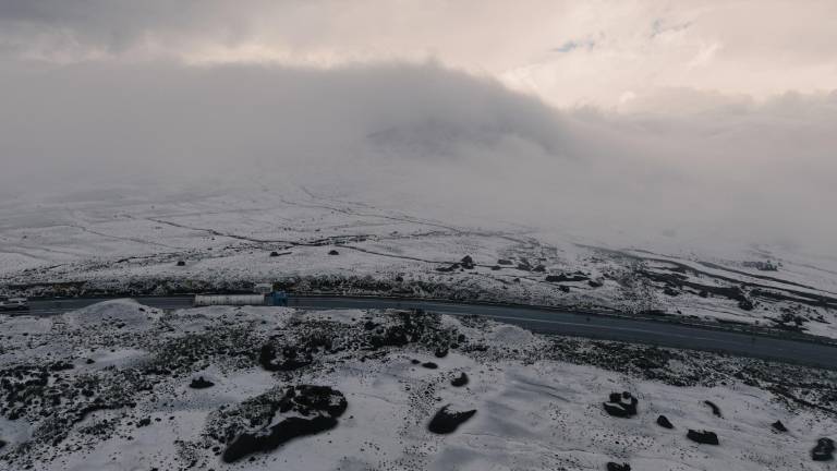 Manto de nieve se reporta en la vía Ambato-Guaranda, sector El Arenal