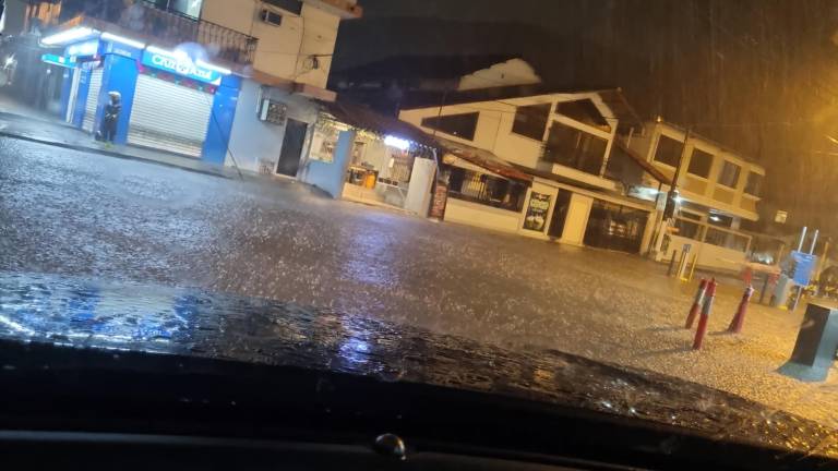 $!Ingresos a zonas residenciales, como el de la ciudadela Paraíso, en el norte de la urbe, se encuentran inundados también.