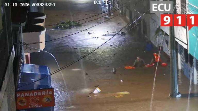 Un muerto, dos desaparecidos y mil personas evacuadas deja el desbordamiento de una cañada en Galápagos