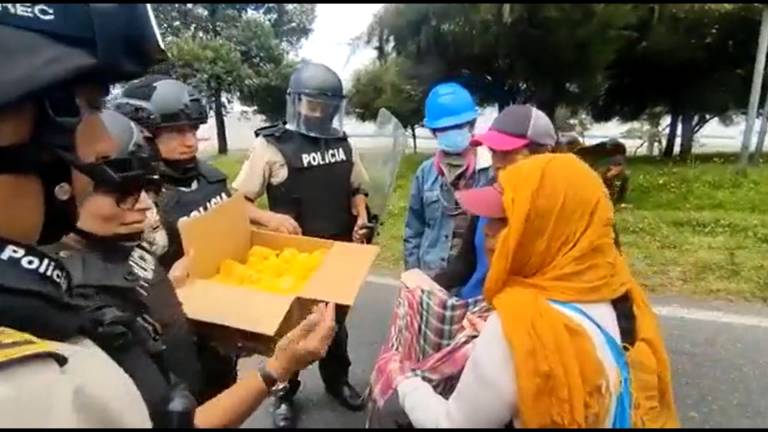Policías y manifestantes intercambian alimentos en medio de protesta pacífica.