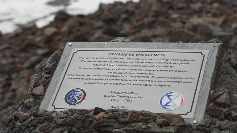 $!Placa de advertencia de pérdida de glaciar del Carihuarazo, en el 2022, que anunciaba su muerte.