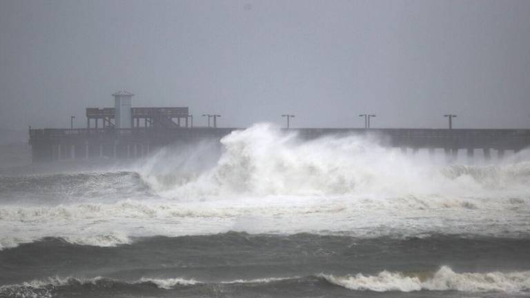 La tormenta tropical Henri toca tierra en el noreste de Estados Unidos