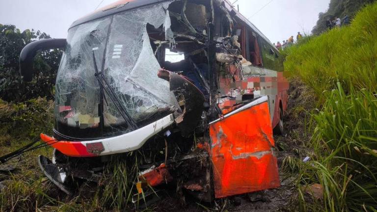 Choque entre dos buses en la vía Alóag–Santo Domingo deja un fallecido y cinco heridos