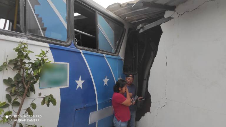 $!Bus choca contra una vivienda al norte de Guayaquil: hay cinco heridos por el accidente de tránsito