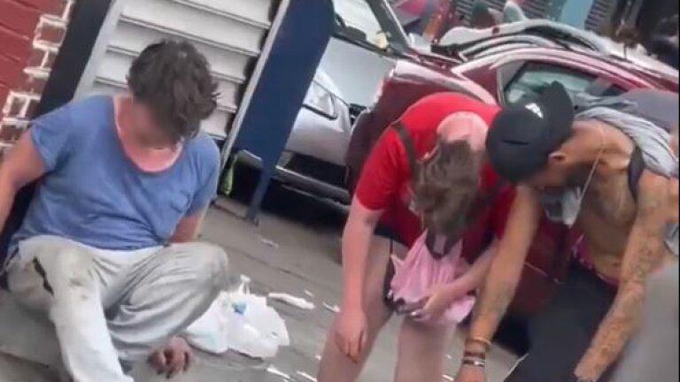 $!Fotografía de tres personas que cabeceaban y colapsaban lentamente hacia el suelo tras presuntamente consumir fentanilo, sustancia conocida también como la droga zombie, en Filadelfia, al este de Estados Unidos.