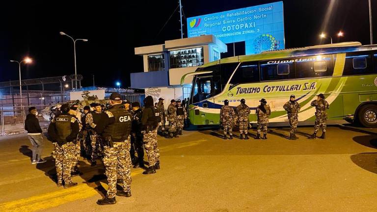 Trasladan presos a otras cárceles tras matanza en Cotopaxi que dejó 16 muertos, la mayoría desmembrados