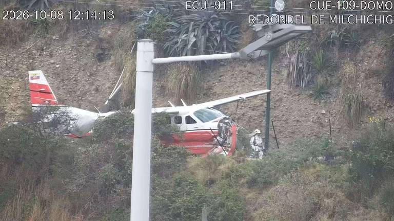 $!Avioneta con dos ocupantes se estrelló en las inmediaciones del aeropuerto de Cuenca.