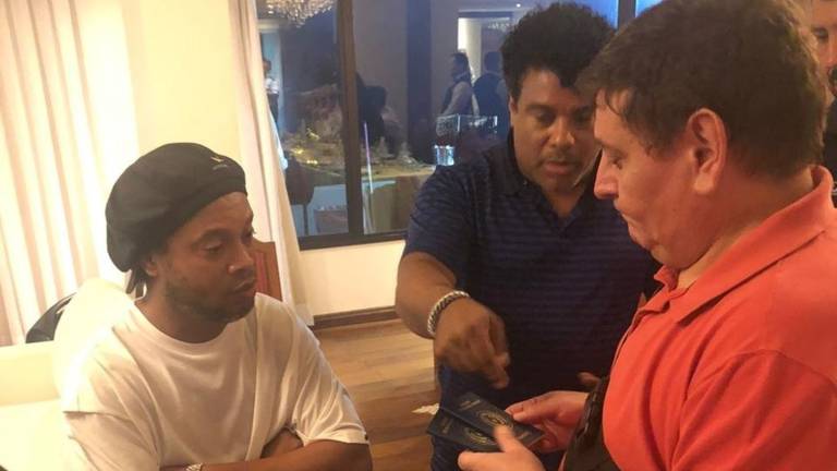 Detienen a Ronaldinho por entrar con pasaporte falso a Paraguay
