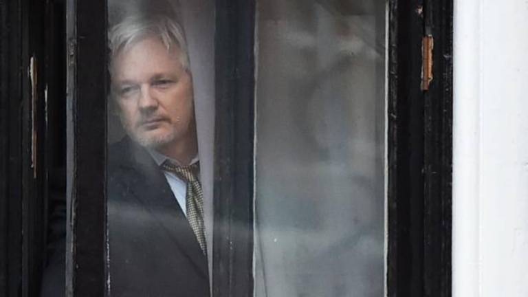 Juez mantiene orden de detención contra Julian Assange