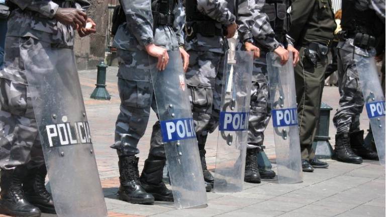 Atacan con piedras y palos a policías durante operativo en Guayaquil; agresor disparó pero lograron neutralizarlo