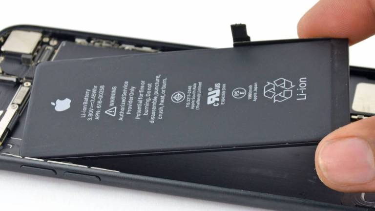 Apple castigará a usuarios que cambien batería de iPhone por su cuenta