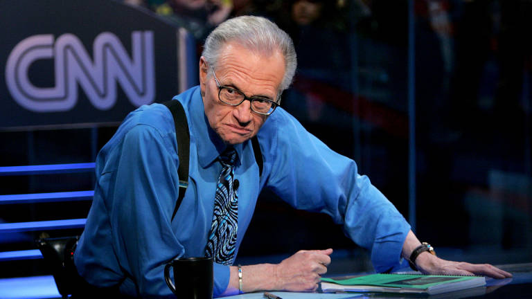 Presentador de televisión, Larry King, es internado en un hospital de California por COVID-19