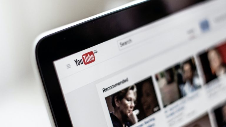 Arrestan a ‘youtuber’ por abusar sexualmente de 245 menores