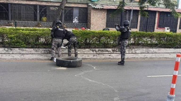 $!Policía detona de forma controlada un artefacto lanzado a un local de 'Rukito', en Urdesa.