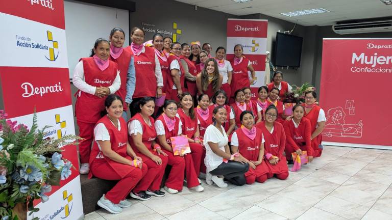 Grupo de participantes del programa Mujeres Confeccionistas que recibieron la charla en Guayaquil sobre la iniciativa de Deprati llamada 'Corta el patrón'.