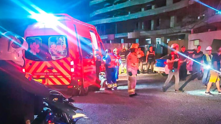 $!Ante la emergencia en Puerto Santa Ana, se movilizaron dos unidades de rescate.