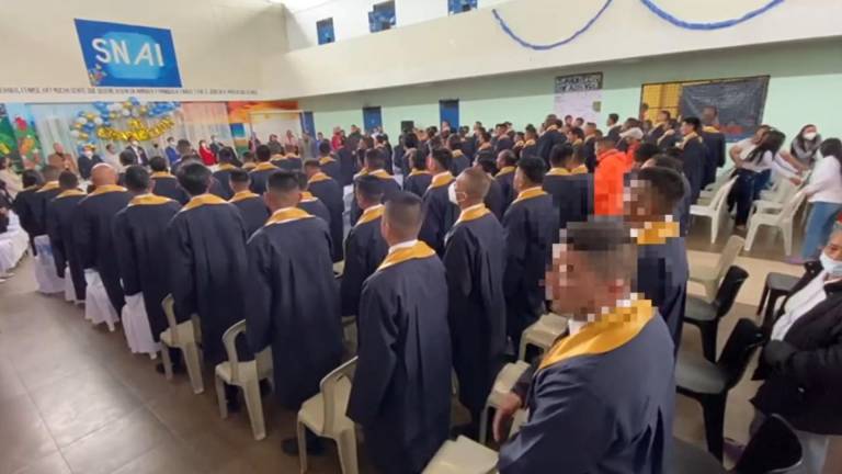 Más de 200 internos de cárceles se graduaron como bachilleres en Ecuador