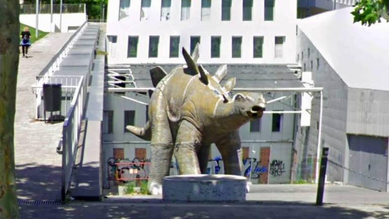 Se desconocen las causas que llevaron a esta persona a introducirse dentro del dinosaurio.