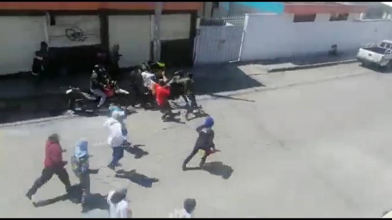 VIDEO: Muchedumbre agrede a policías en medio de protestas en Latacunga