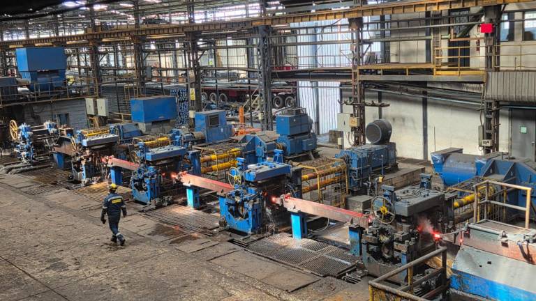En la planta situada en Lasso (Cotopaxi), la siderúrgica produce 240 mil toneladas de acero líquido al año; 750 personas laboran en el centro industrial. A nivel nacional, la compañía tiene 1.500 colaboradores.
