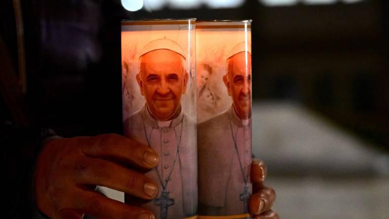 Vaticano da detalles sobre el estado 'crítico' del Papa Francisco y convoca a un rosario de oración