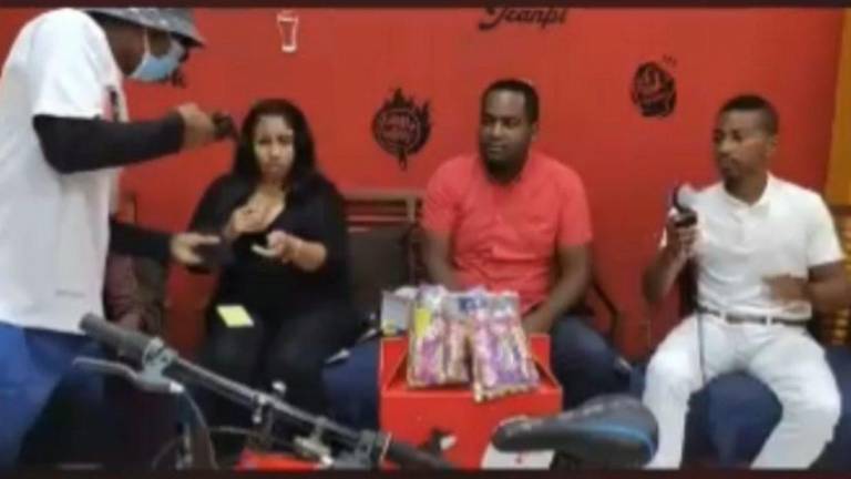 Asaltan a presentadores durante programa en vivo en Esmeraldas