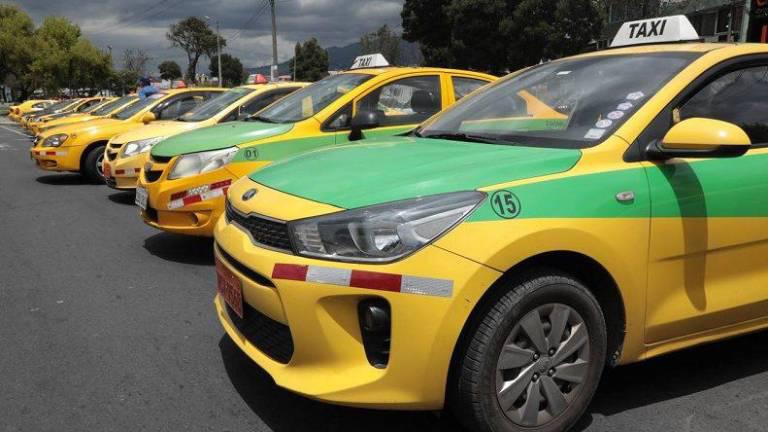 Taxistas cierran vías en el centro histórico de Quito para exponer exigencias al Alcalde
