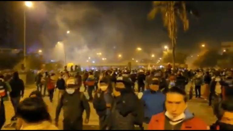 Policía lanzó esta noche bombas lacrimógenas en los predios de la Universidad Central.
