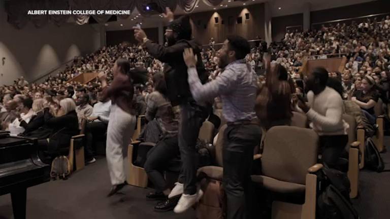 VIDEO | Estudiantes estallan de alegría al escuchar que estudiarán Medicina gratis tras millonaria donación al Albert Einstein College