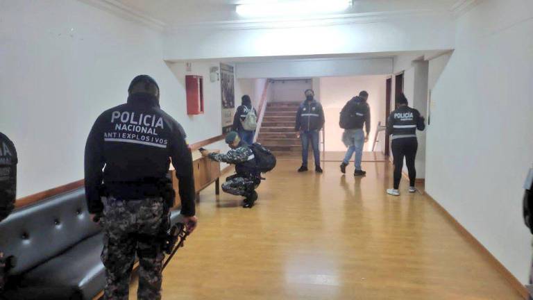 Fiscalía allana la Casa de la Cultura de Quito por presunto almacenamiento de material bélico